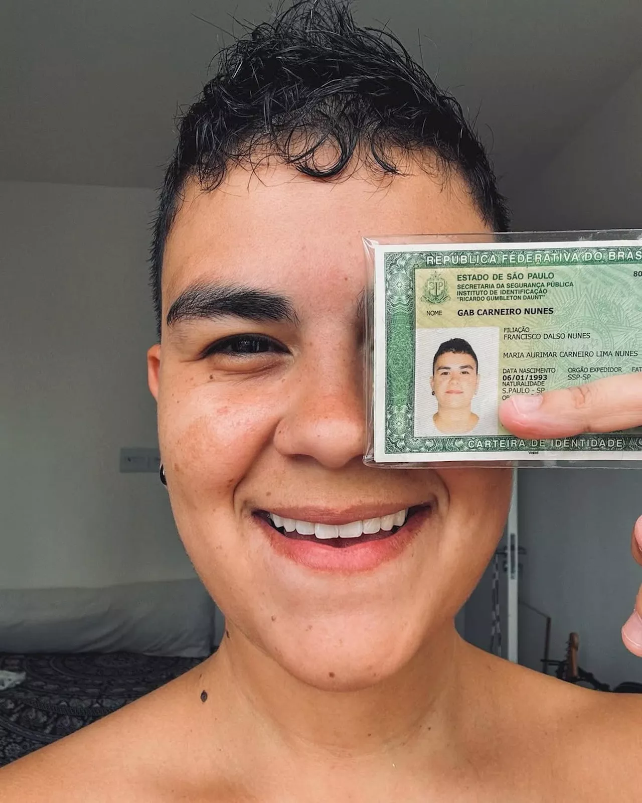 Irmão trans não-binário de Fred Bruno celebra mudança de nome em documento: 'Oficialmente Gab'