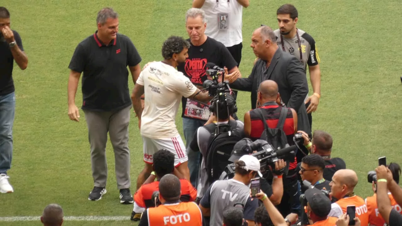 Torcida do Flamengo xinga Landim durante homenagem para Gabigol