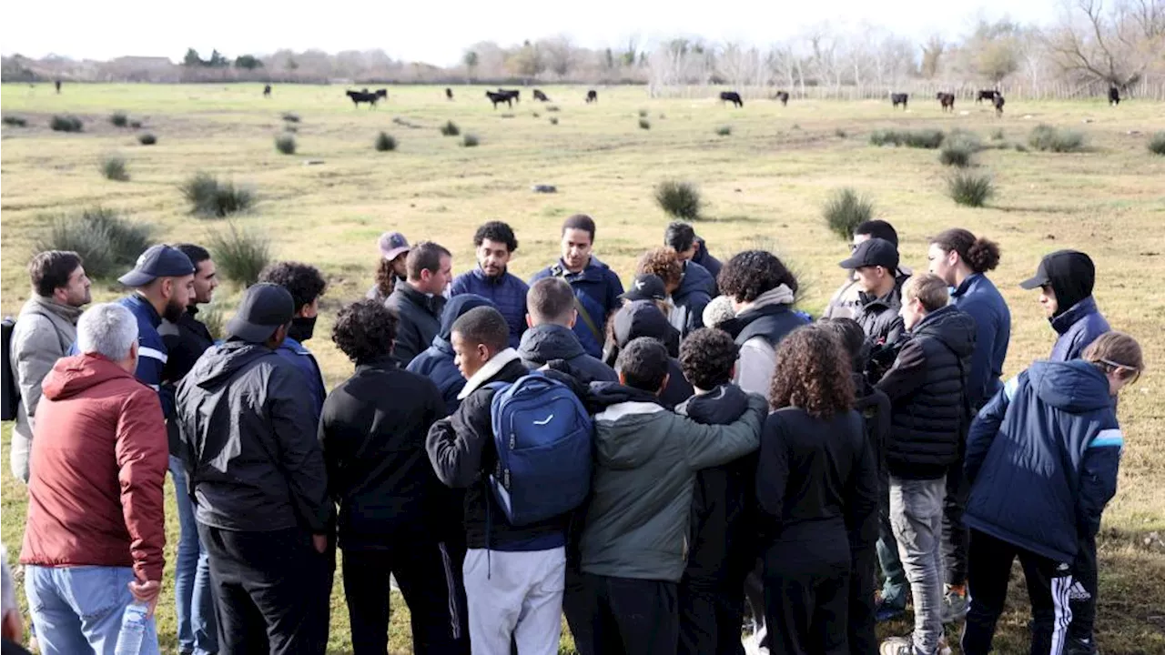 Quand des jeunes de Barriol découvrent la tradition camarguaise aux Saintes-Maries-de-la-Mer