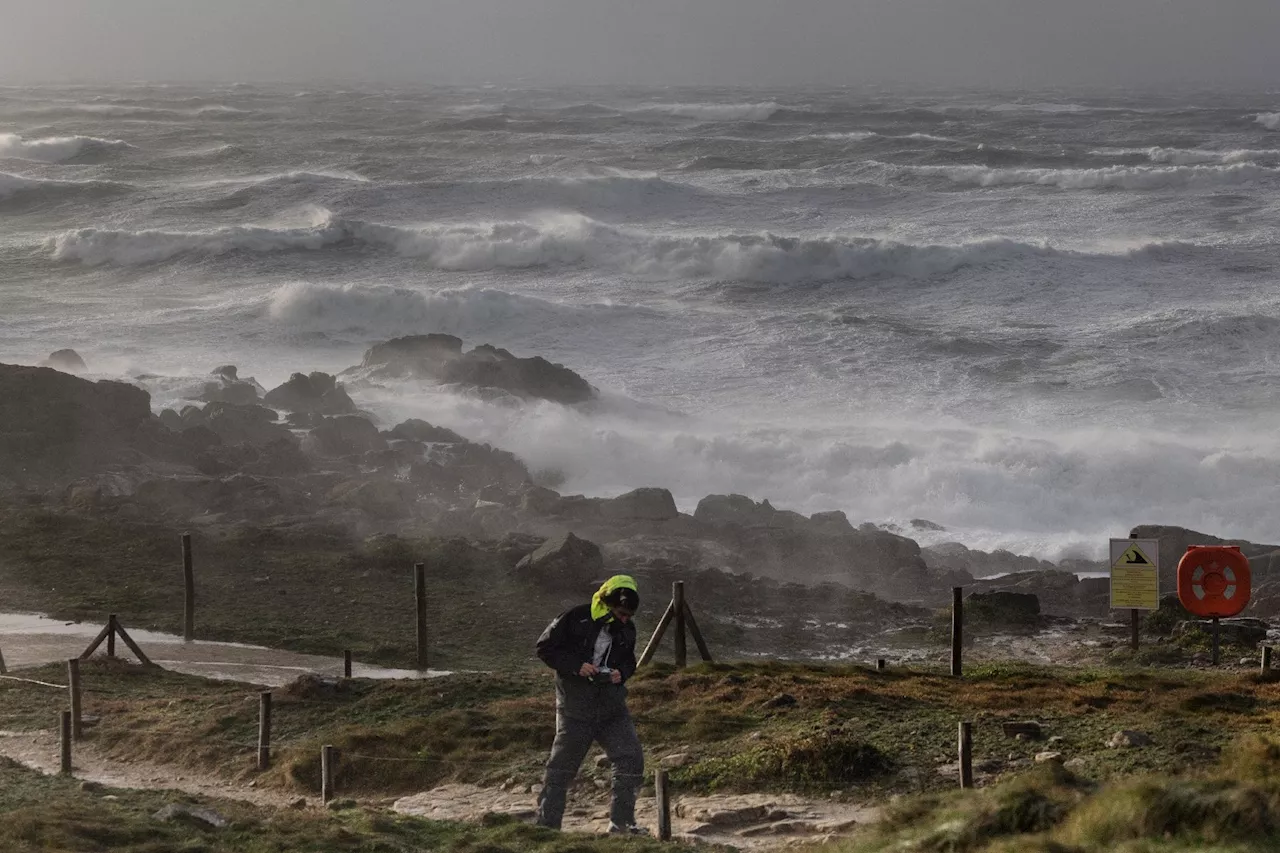 Tempête Darragh: 50.000 clients sans électricité en Bretagne et Normandie