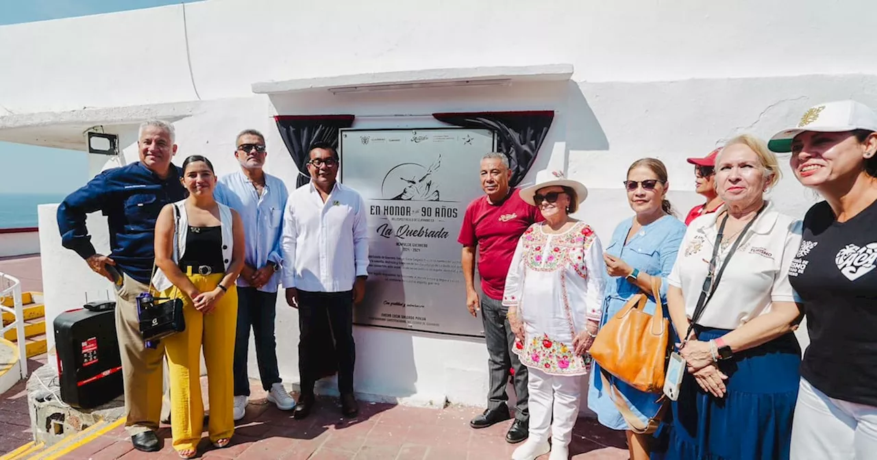 Gobierno de Guerrero devela placa por 90 años de tradición de clavadistas de La Quebrada