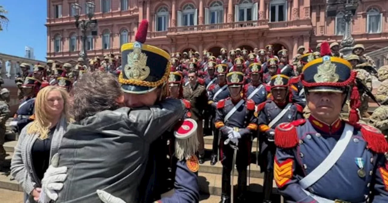 Granaderos homenajearon a Javier Milei con “Panic Show” en la Casa Rosada