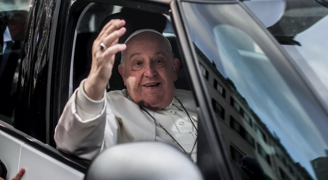 Papa Francesco: «Roma piena di cantieri, vuol dire che è viva». Paura al corteo, attiviste anti-corrida assalt