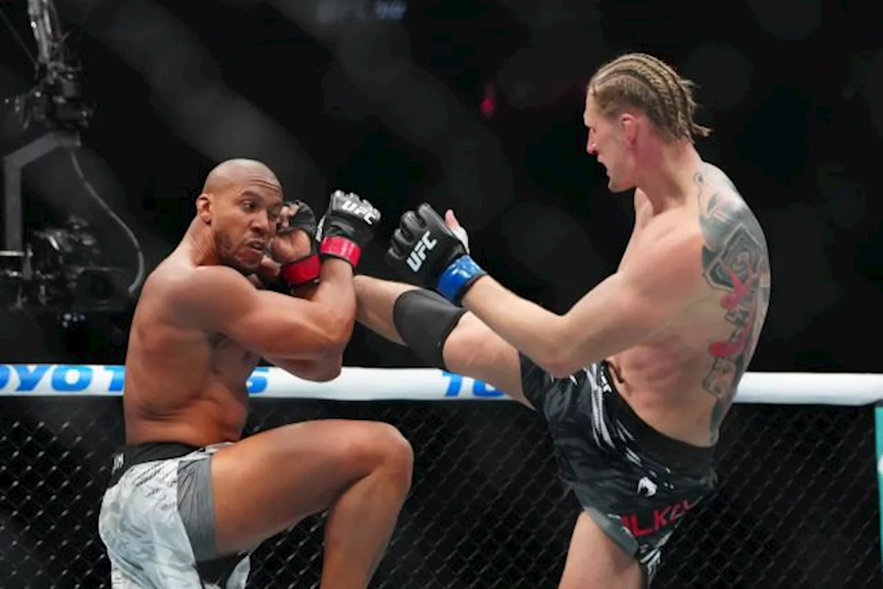 Ciryl Gane s'impose sur une décision controversée face à Alexander Volkov à l'UFC 310