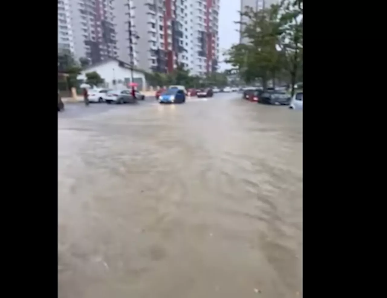 One-hour rainfall floods Putrajaya, submerges cars; waters go down after Bomba clears drains (VIDEO)