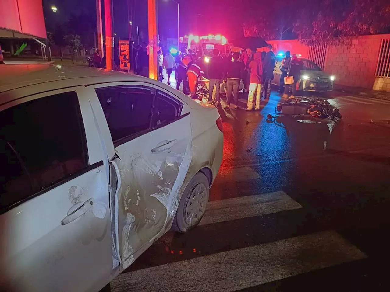 Auto no respeta el alto y choca contra motocicleta en Torreón; hay tres heridos