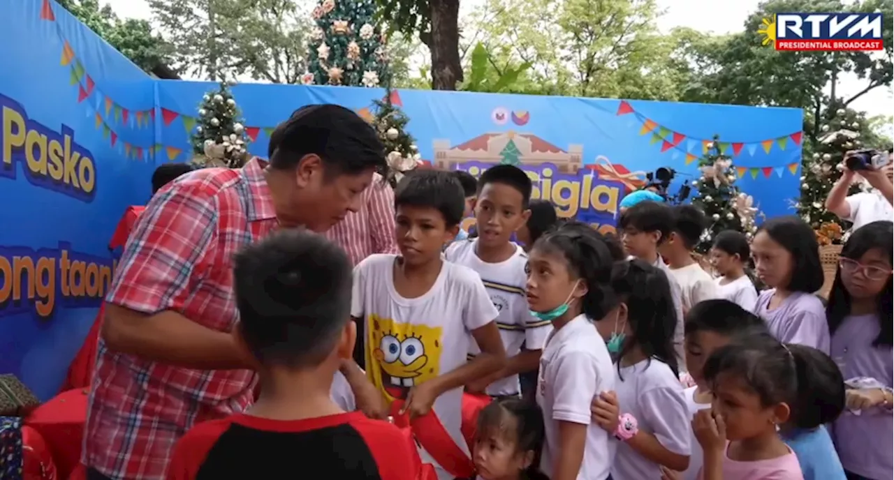 First Couple leads gift-giving activity for children