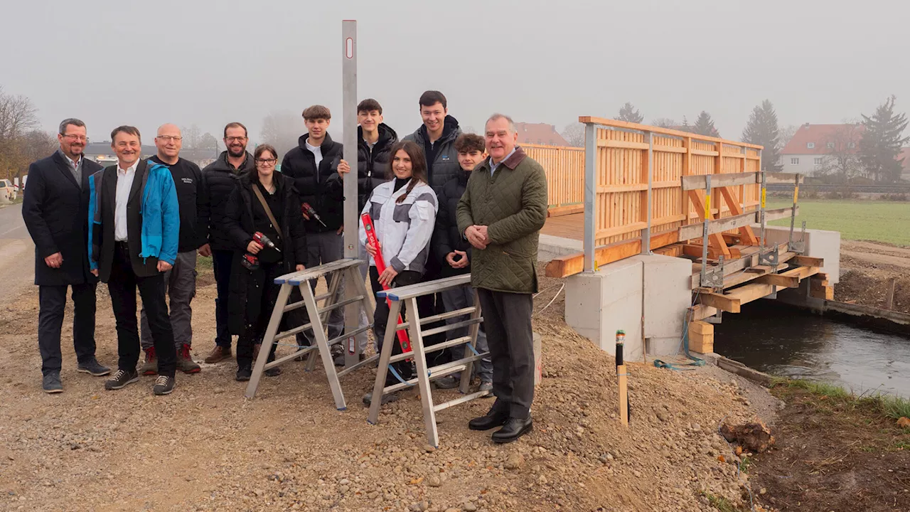 HTL-Schüler planten und bauten eine neue Brücke über den Kehrbach