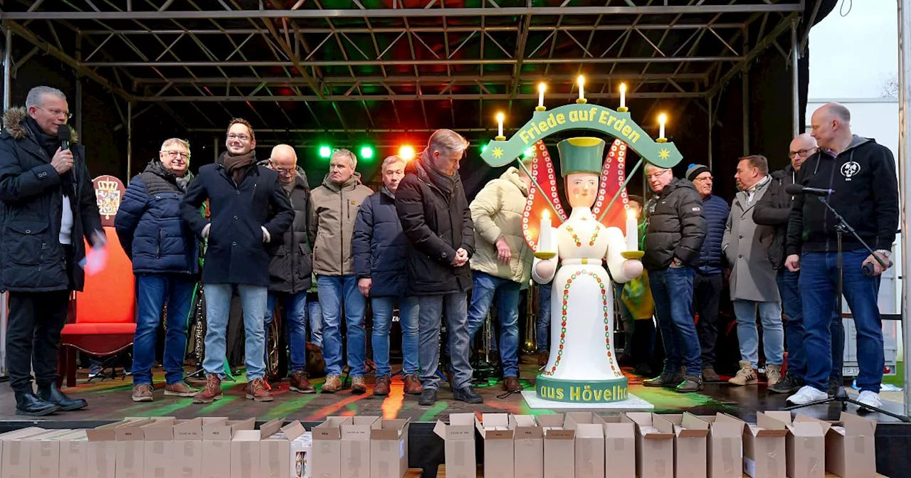 Nikolausmarkt trotzt dem Eröffnungs-Regen: Lichterengel ist der Hingucker in Hövelhof