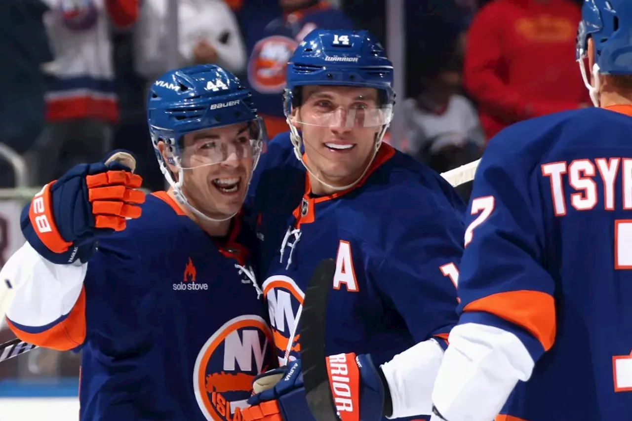 Islanders slip past Hurricanes thanks to dominant second period