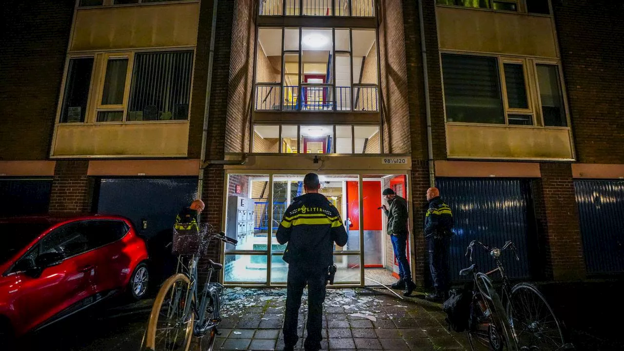 Flinke schade aan portiek na explosie bij flat