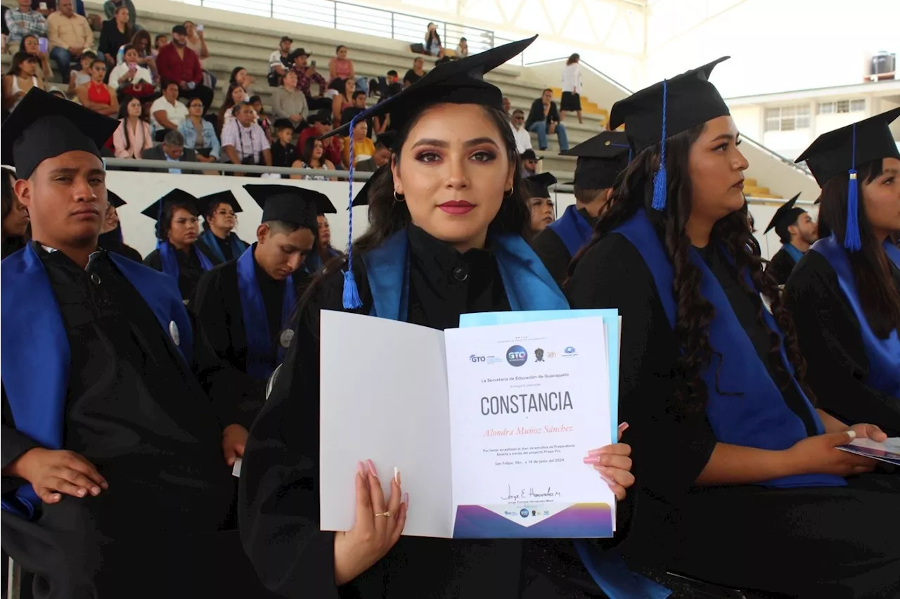 En Acámbaro dos mujeres se graduaron de la prepa ¿cómo lo hicieron?