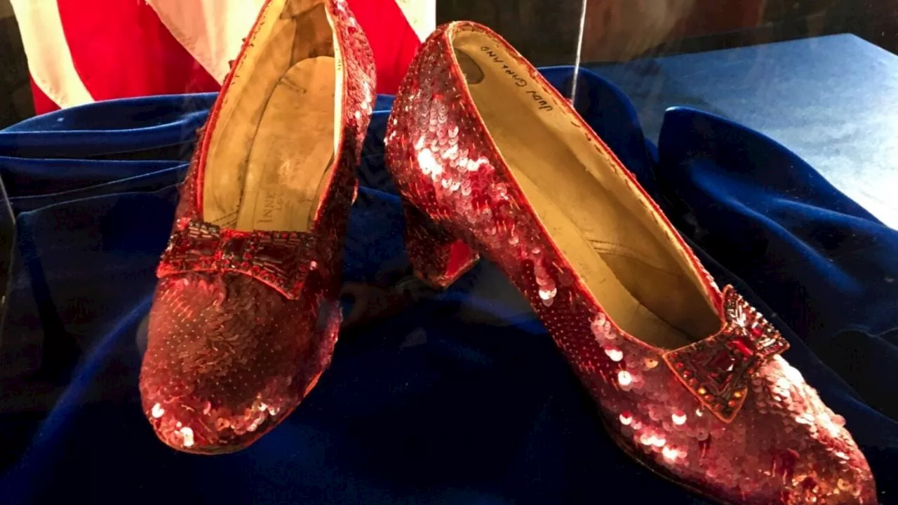 Subastan zapatillas que usó Judy Garland en 'El Mago de Oz' en 28 millones de dólares