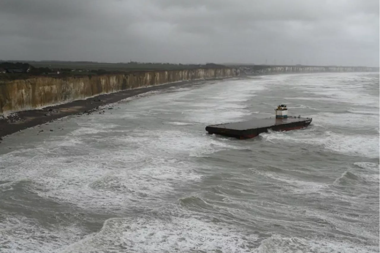 Tempête Darragh : une barge de plus de 120m de long s'échoue en Seine-Maritime