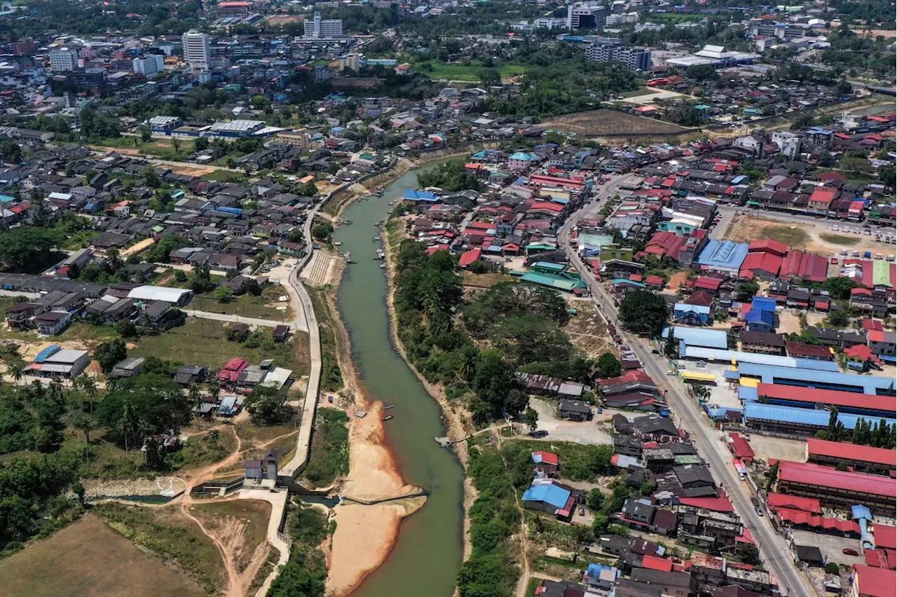 Four individuals arrested for illegally crossing border at Sungai Golok