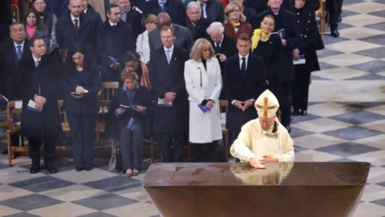 Pariser Erzbischof weiht Altar der Kathedrale Notre-Dame während erster Messe