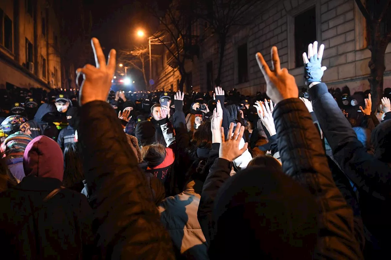 Géorgie : 11e nuit de protestation devant le Parlement, des milliers de manifestants rassemblés