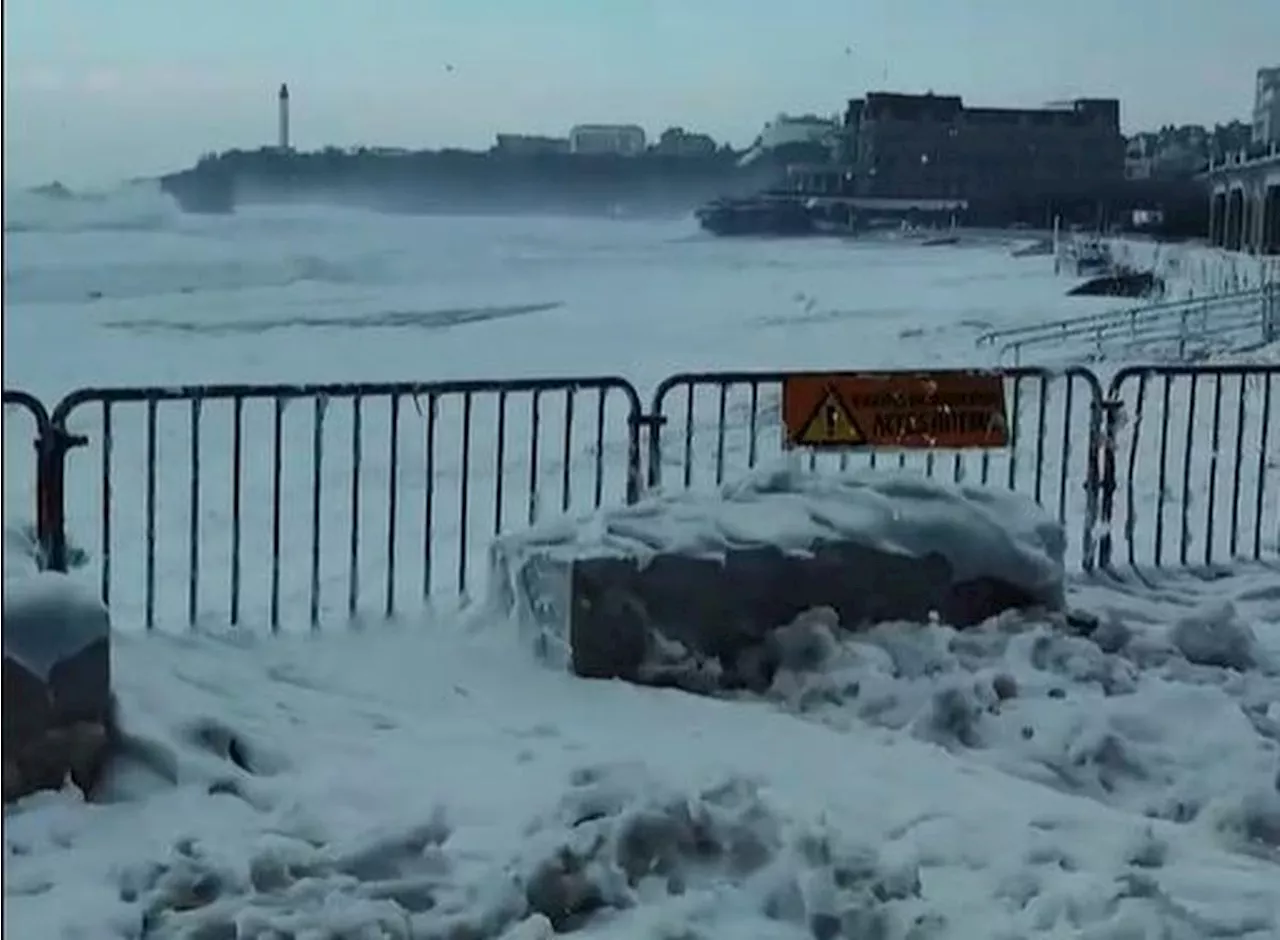 Tempête Darragh : la promenade de Biarritz méconnaissable sous une épaisse couche d’écume