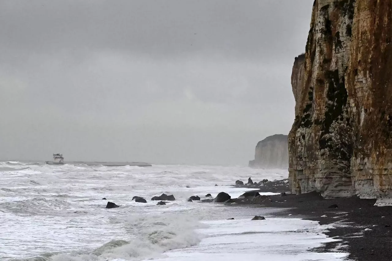 Tempête Darragh : une barge de plus de 120 m de long s’échoue en Seine-Maritime