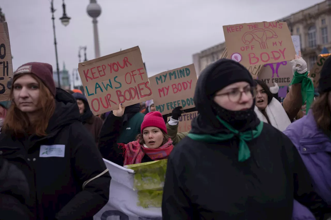 Abtreibung: Tausende demonstrieren für Reform des Paragrafen 218 in Berlin und Karlsruhe