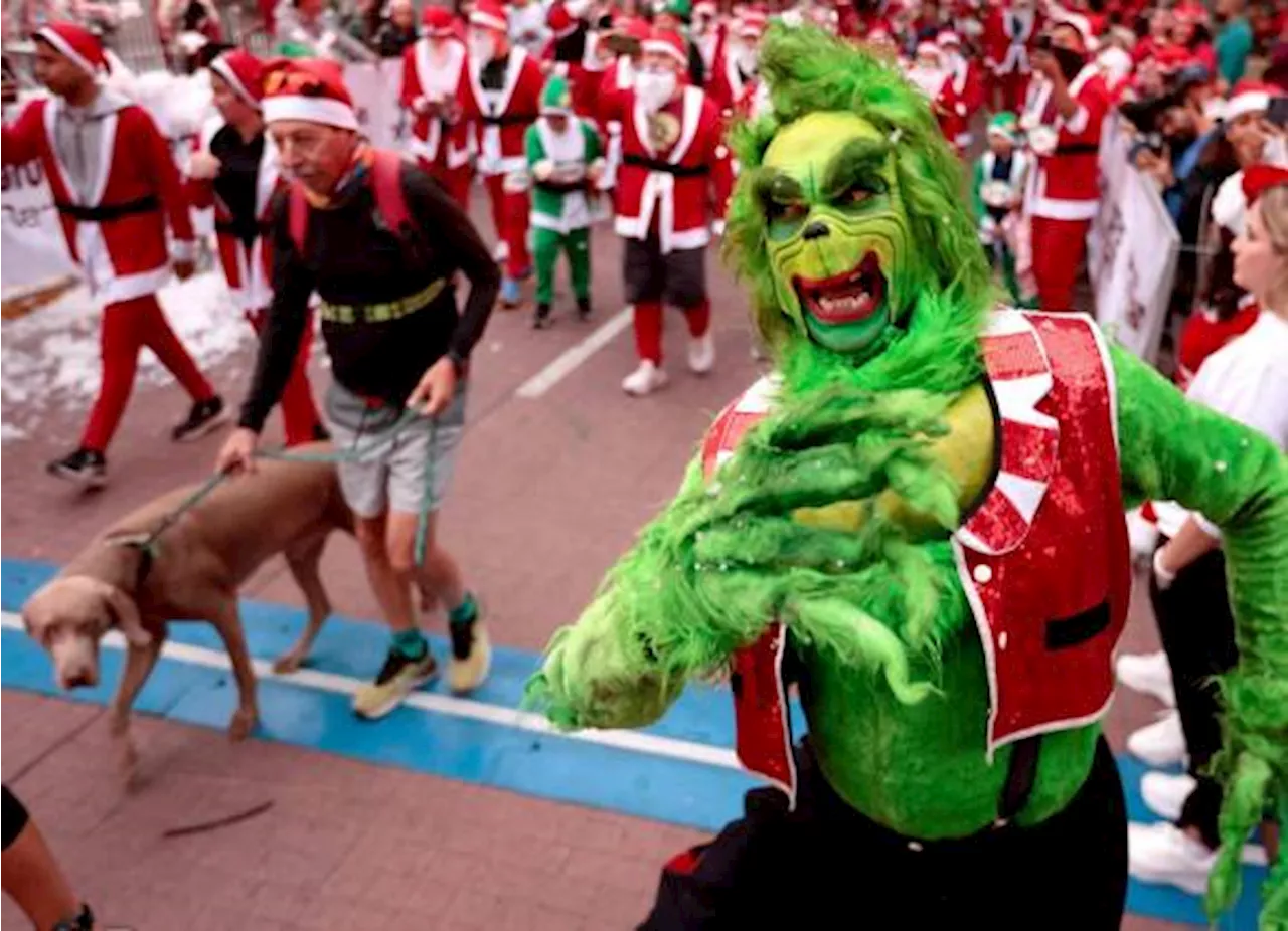 Corren casi 3 mil Santa Claus por las calles de Guadalajara