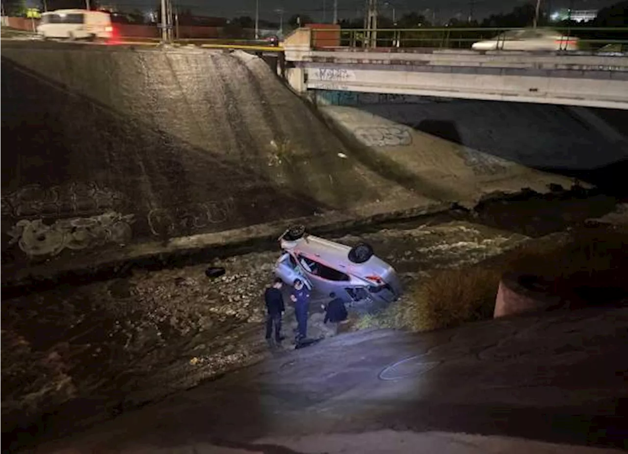 Discusión de pareja provoca accidente; caen a un arroyo en Saltillo