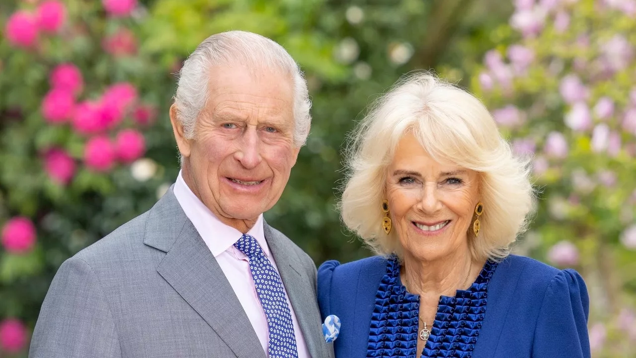 Il sorriso di re Carlo e della regina Camilla nella foto del biglietto di auguri di Natale