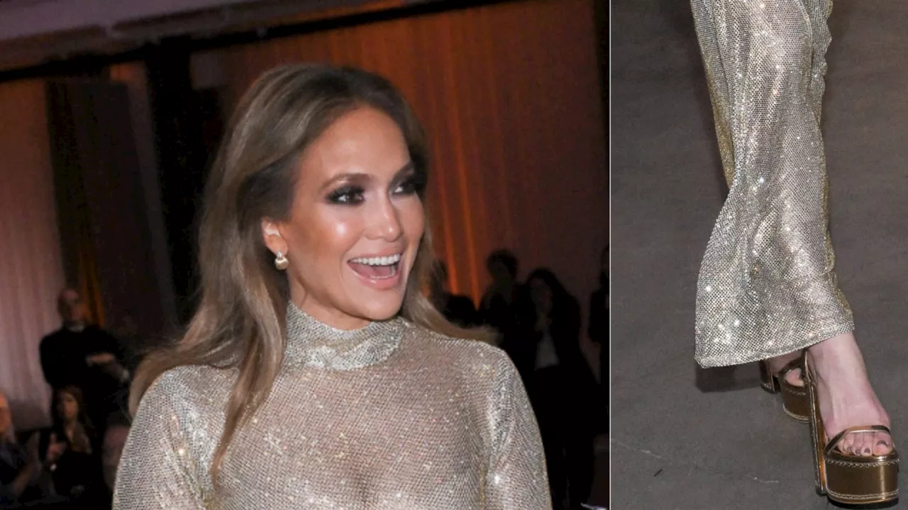 Jennifer Lopez lleva los zapatos de plataforma dorados en tendencia Navidad y Año Nuevo 2024