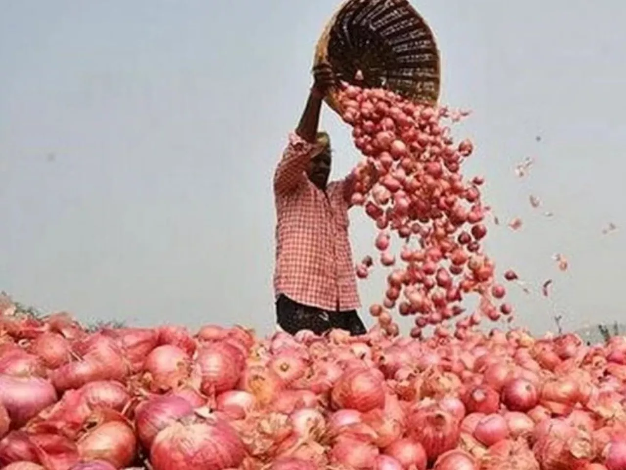 गृहिणींचे बजेट बिघडणार! कडधान्ये, पालेभाज्या, तेलही महागले, कांद्याने आणले सर्वसामान्यांच्या डोळ्यात पाणी