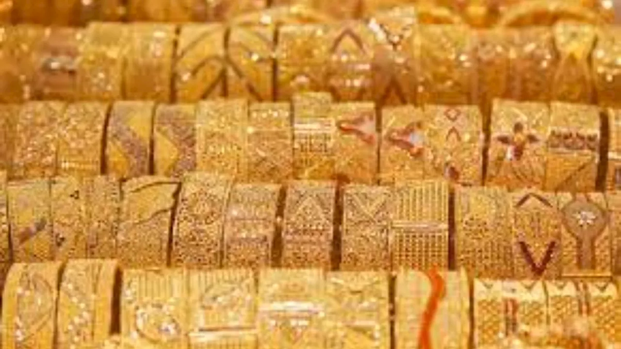 Gold and Silver prices Today : నేడు స్వల్పంగా పెరిగిన పసిడి ధర..అయినా పతనం దిశగా కొనసాగుతోన్న బంగారం ధర..నేటి ధరలు ఎలా ఉన్నాయంటే?