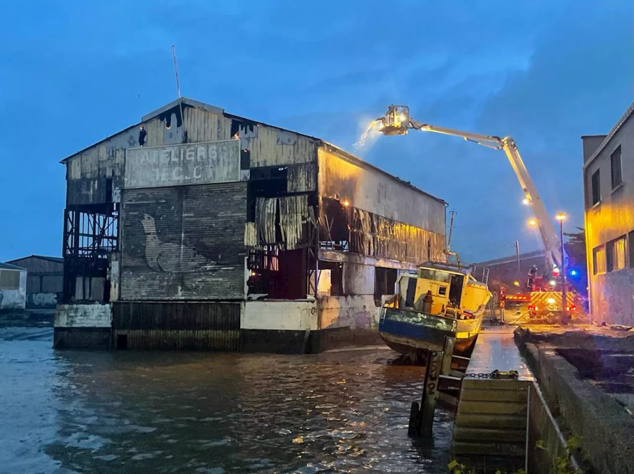 Un an après l’incendie criminel du hangar Bellot à Cherbourg, sa démolition commence