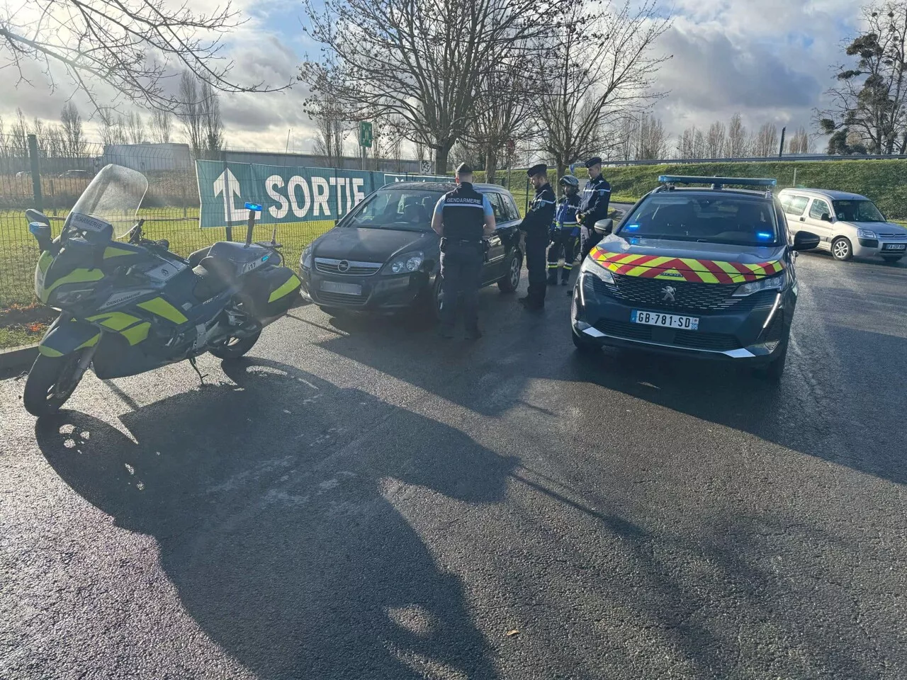 Une voiture attaquée devant une grande surface de l'Oise, quatre voleurs rapidement interpellés