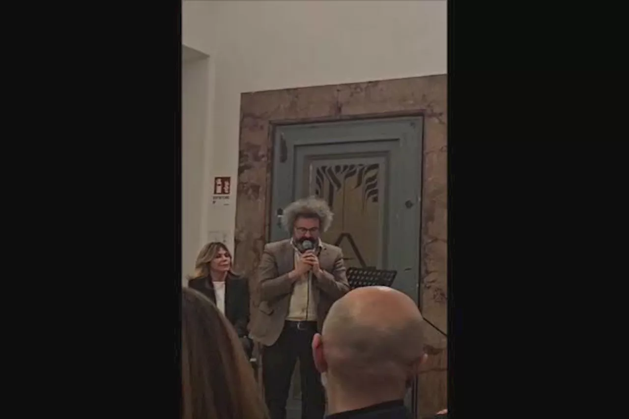 Simone Cristicchi, il monologo sulla malattia mentale alla presentazione del libro di Eleonora Daniele