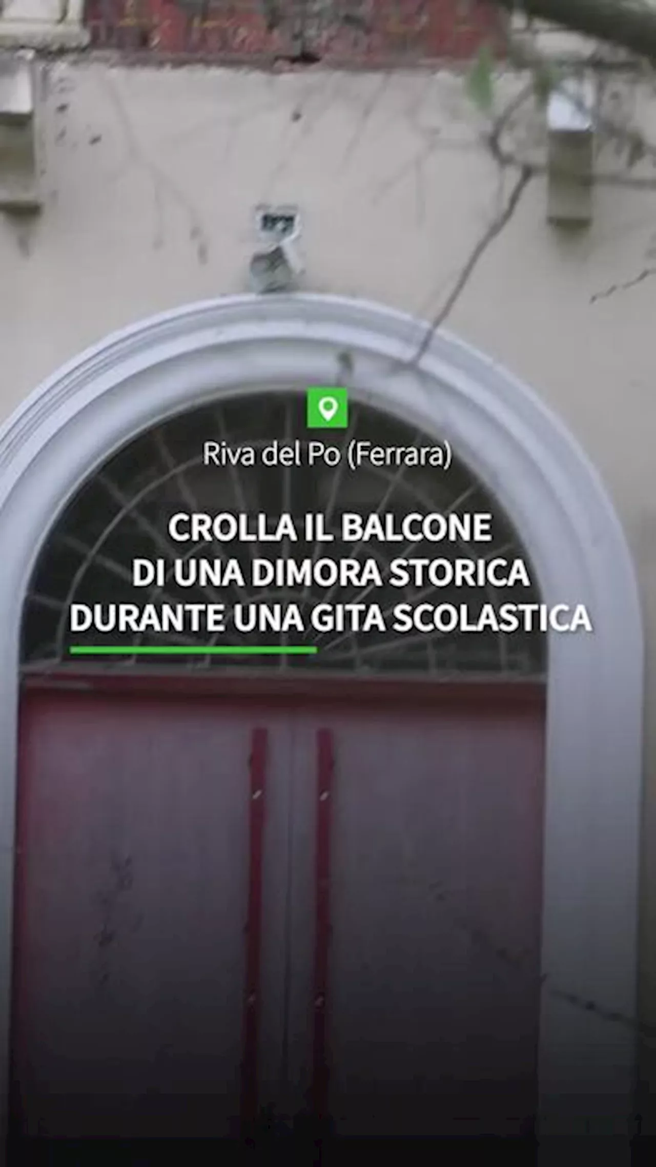 Crolla il balcone di una dimora storica durante una gita scolastica