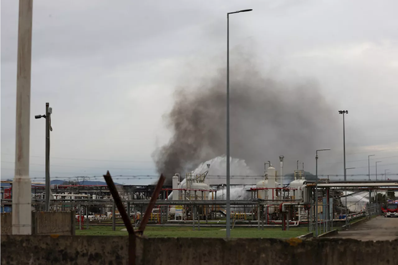 Esplosione in un deposito carburanti dell'Eni a Calenzano due morti, 9 feriti, tre disperi