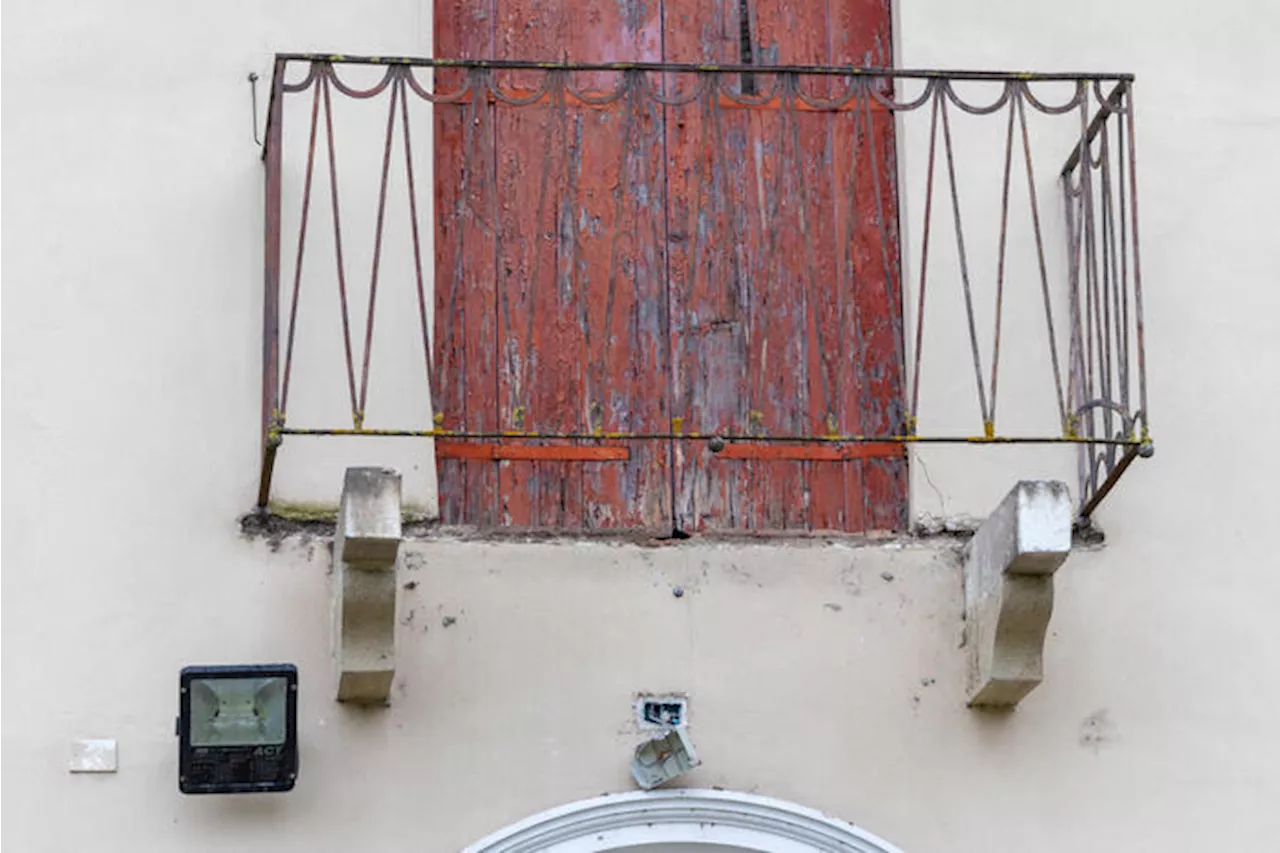 Incidente in una gita scolastica, cede il balcone di una casa storica