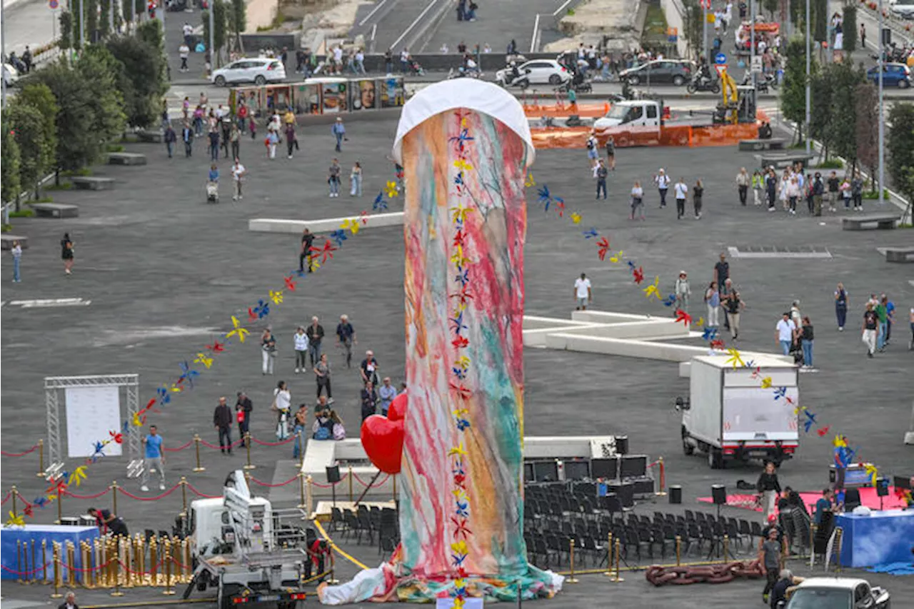 Naples mayor hails vagina art next to 'phallic' installation