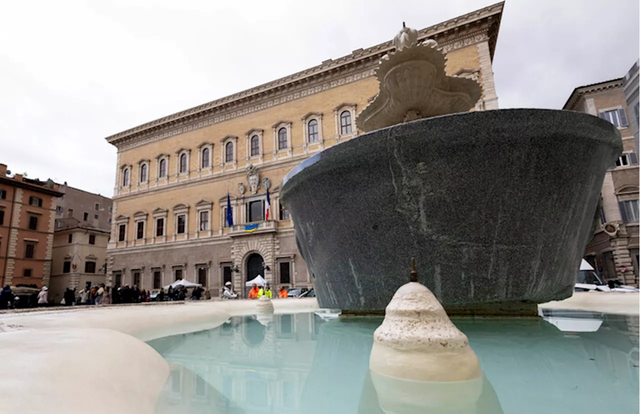 Piazza Farnese rinasce, terminati restauri di palazzo e fontane