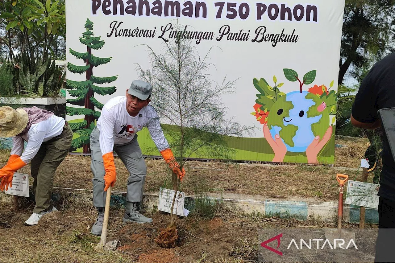 Bakamla tanam 750 bibit pohon dan bersih pantai di Bengkulu