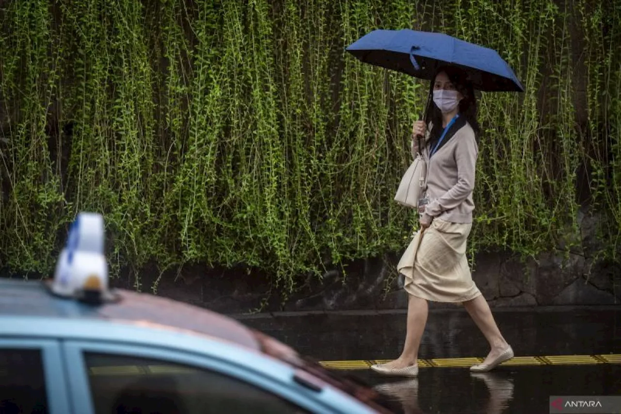 Sebagian Jakarta hujan ringan pada Senin sore