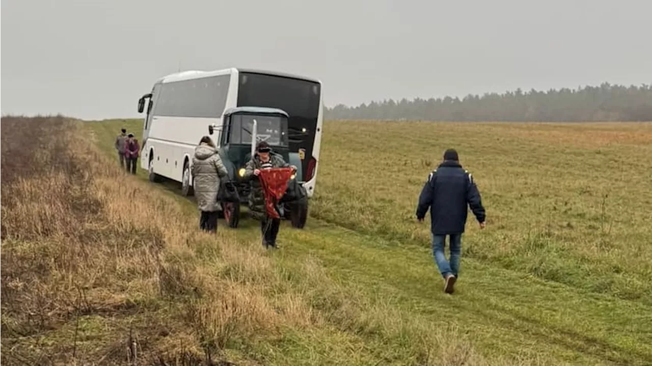 Auf Weg zum Weihnachtsmarkt: Reisebus bleibt auf Feldweg stecken