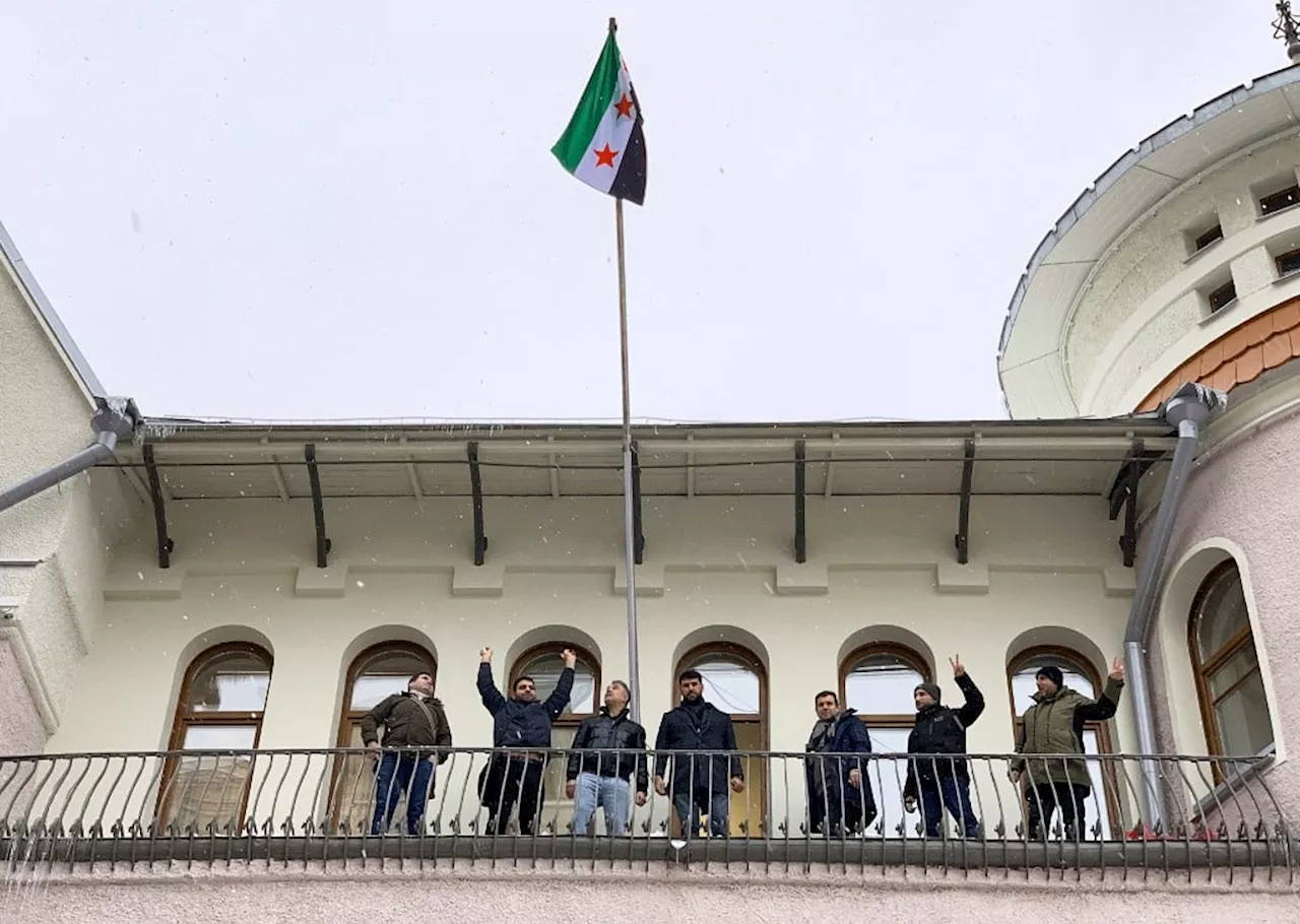 Embaixada da Síria em Moscou hasteia a bandeira da oposição