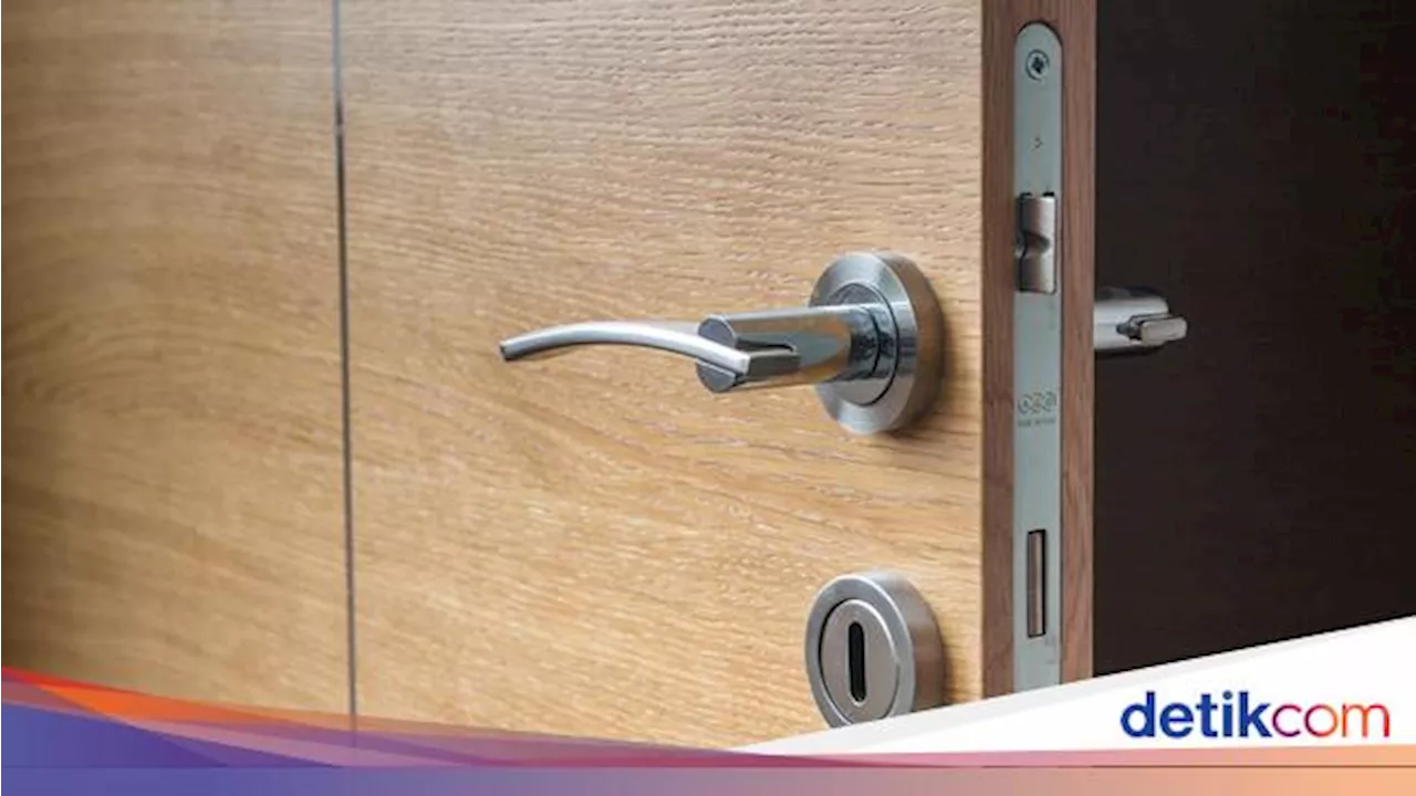 Pintu Kayu Mudah Berjamur saat Musim Hujan, Ini Solusinya