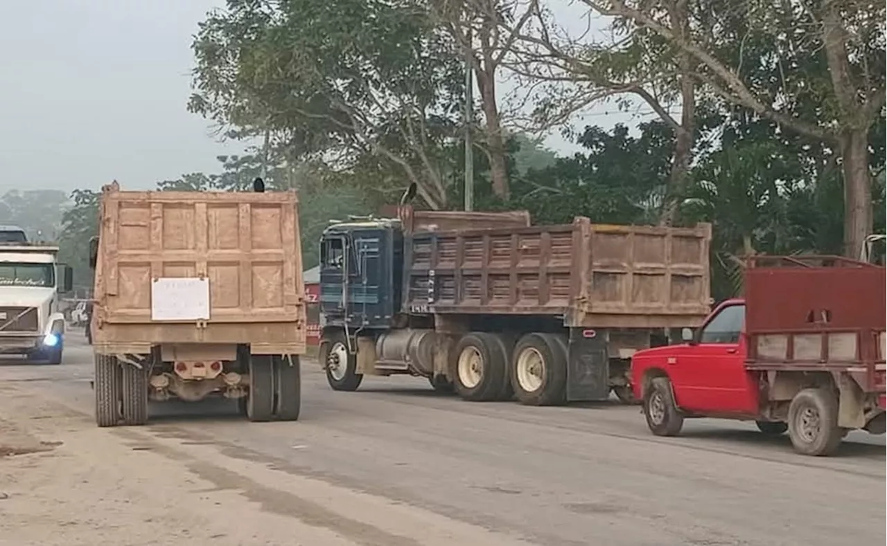 Protesta de volqueteros bloquea carretera en Quintana Roo por adeudos del Tren Maya; no hay paso de Chetumal hacia Escárcega