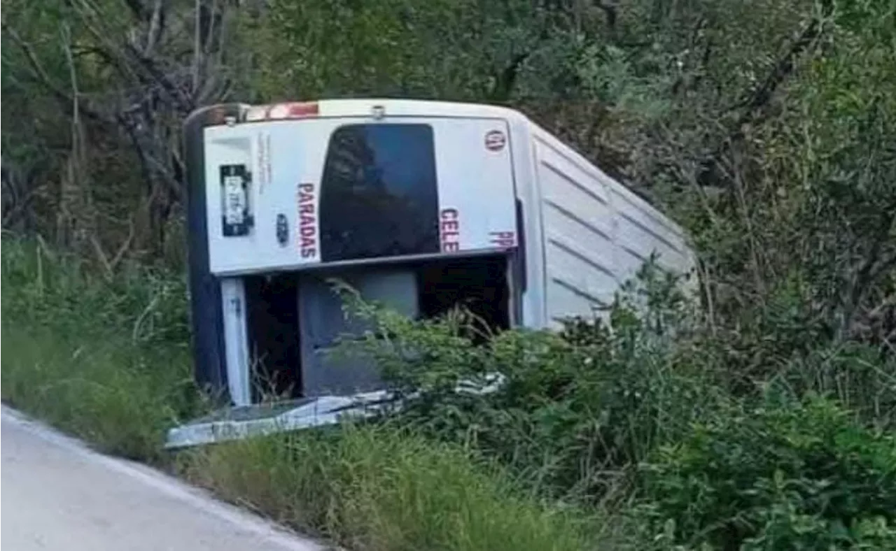 Volcadura de taxi en Yucatán deja dos muertos y 16 heridos; vehículo perdió el control