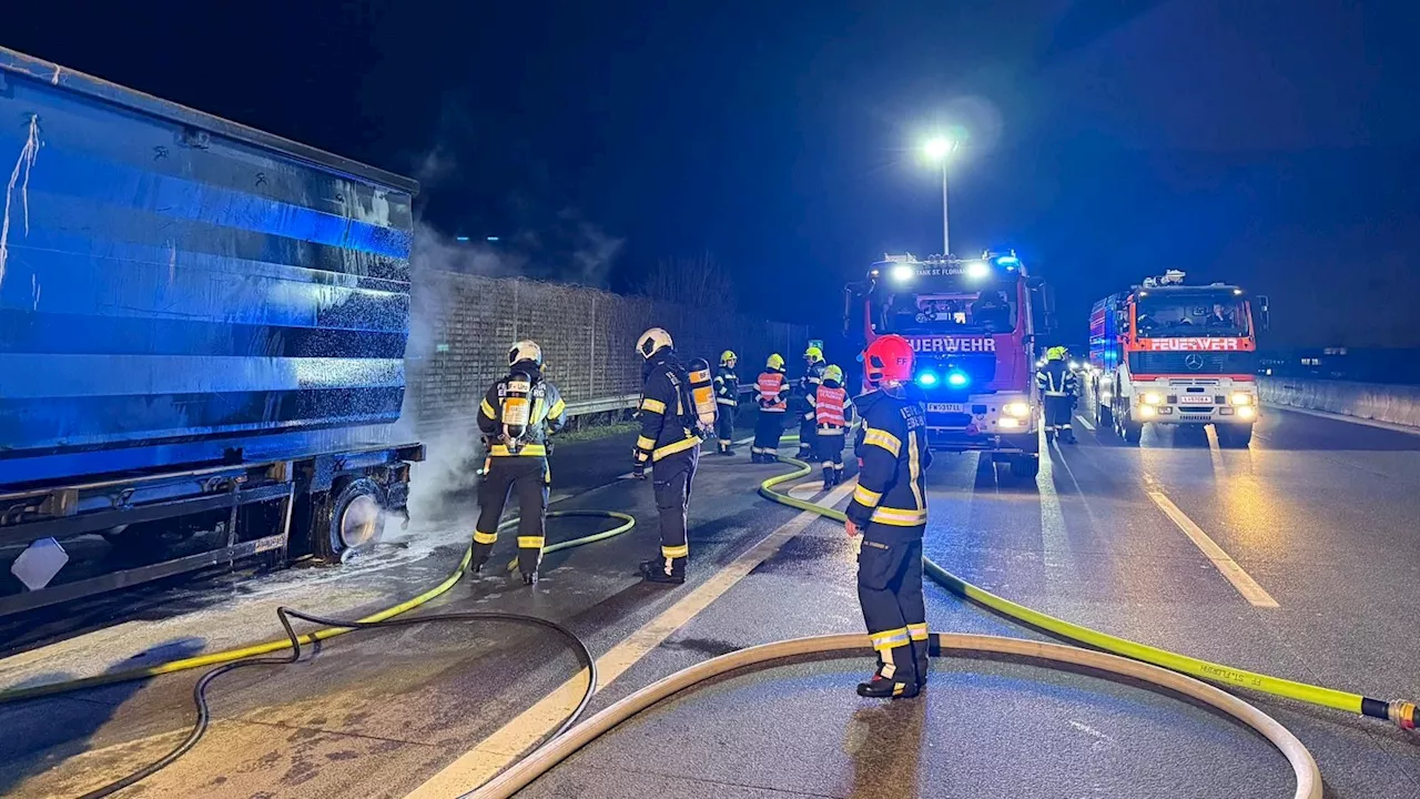 Einsatz am frühen Morgen - Lkw-Fahrer bemerkt Rauch und zögert keine Sekunde