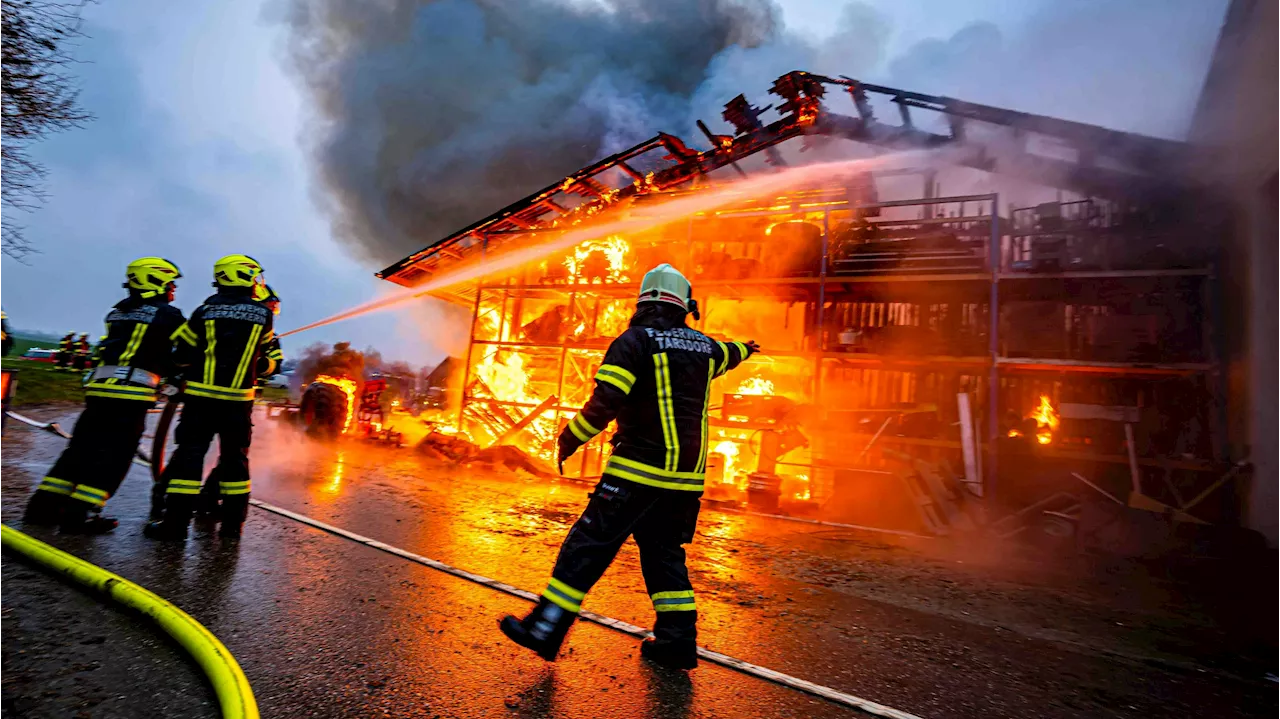 Einsatz 'in letzter Sekunde' - Alarm im Innviertel – Feuer-Inferno auf Bauernhof