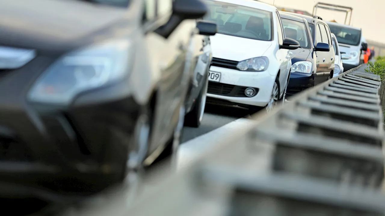 Sieben Fahrzeuge beteiligt - Mega-Crash auf A22 legt Frühverkehr Richtung Wien lahm