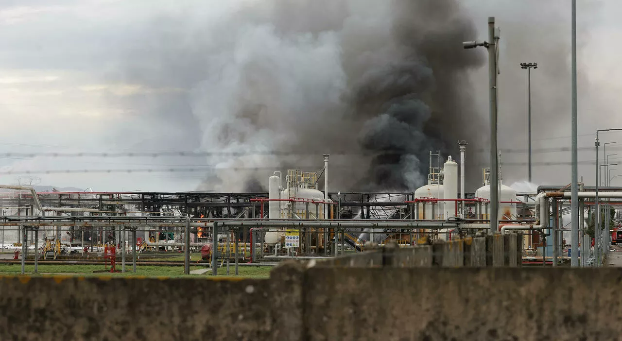 Calenzano, cosa è e come funziona la raffineria: 170mila metri di deposito per carburanti (e due oleodotti)