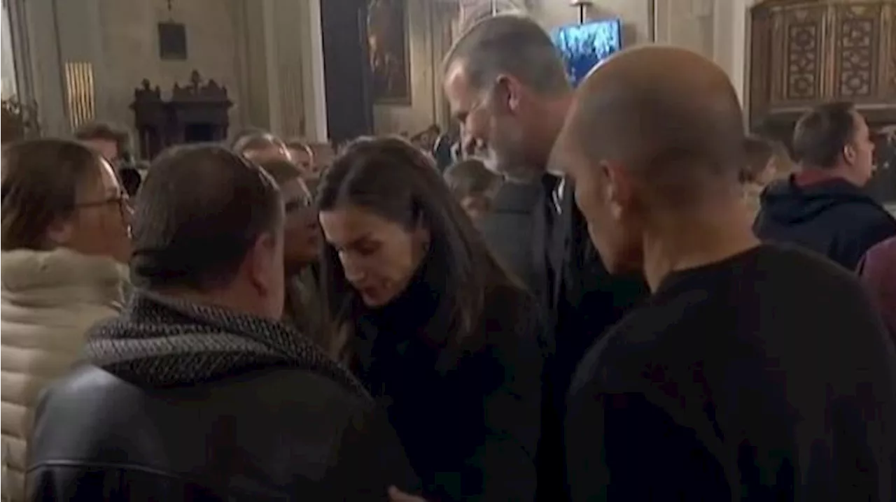 Los reyes Felipe y Letizia consuelan a las familias de las víctimas por la DANA